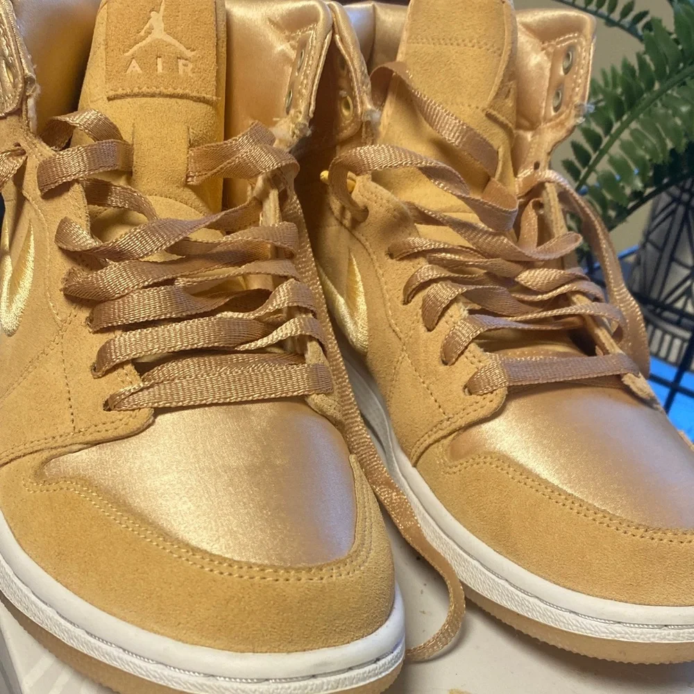 Jordan Women's Air Jordan 1 Mid Gold - Picture 5 of 5